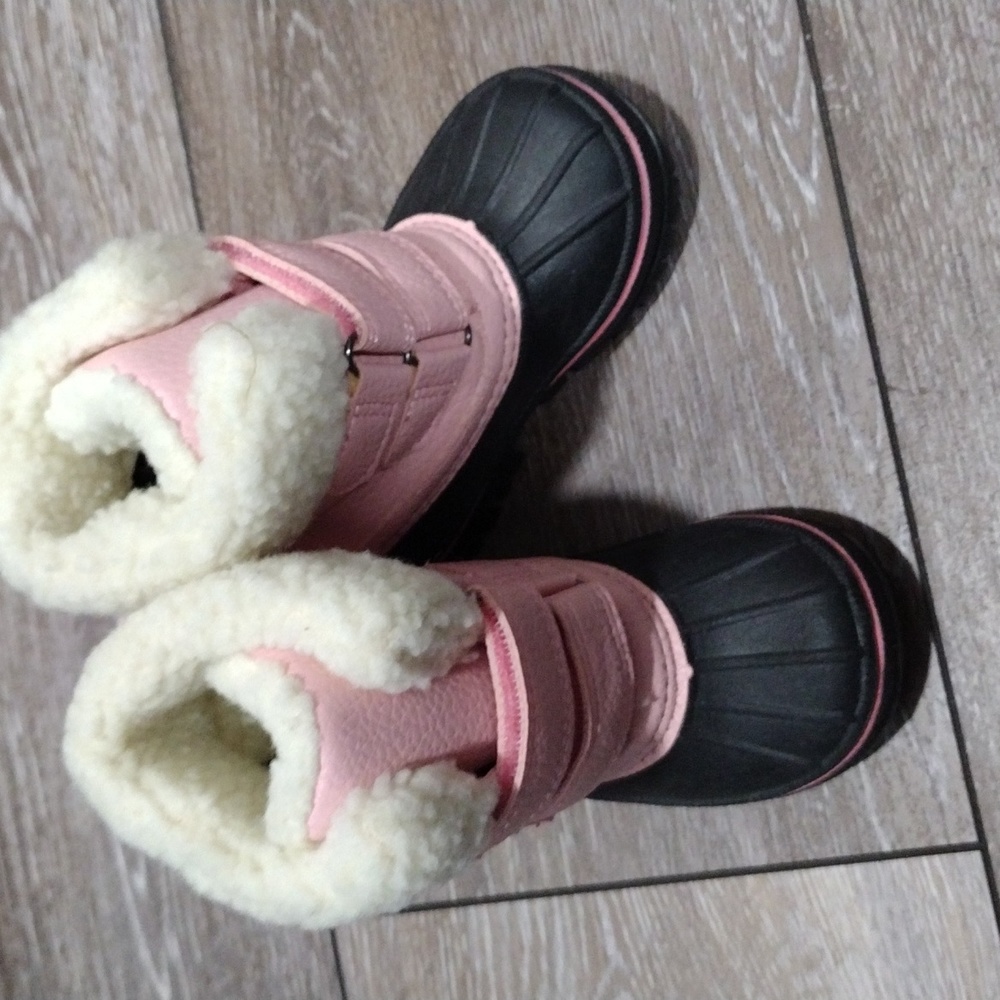 Joe Fresh pink and white snow Velcro boots. NWT. Size 4